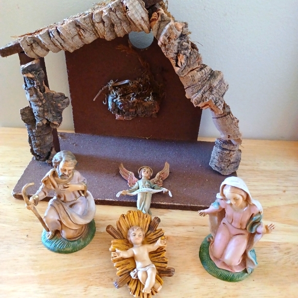 Vintage Italian Resin Nativity Scene with Wood Creche Stable - Picture 2 of 12